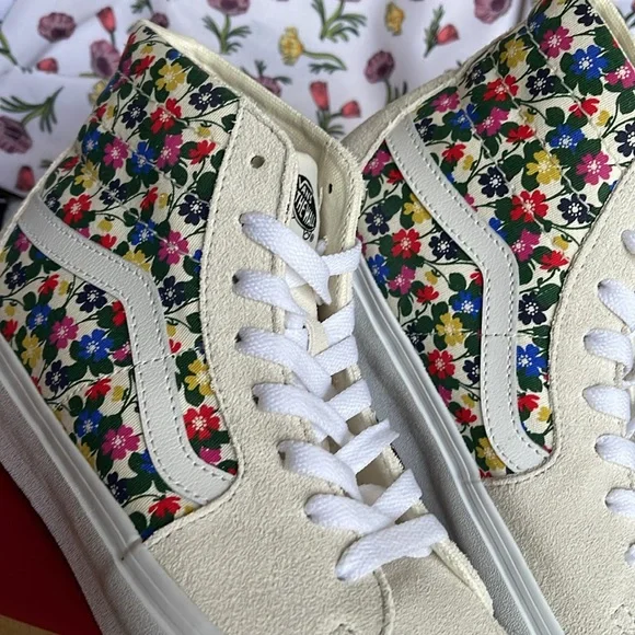 Vans WMNS Sk8-Hi Tapered
Floral White
VN0A5KRUWHT
Sneakers - Picture 8 of 16